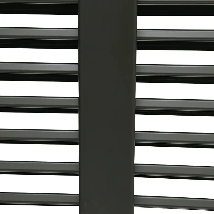 Sunfun Anstellpavillon Palma XXL - B x T: 600 x 300 cm, Anthrazit, Aluminium - Nahaufnahme einer schwarzen Lamellenjalousie mit vertikalem Träger, die für Lichtkontrolle und Privatsphäre sorgt.