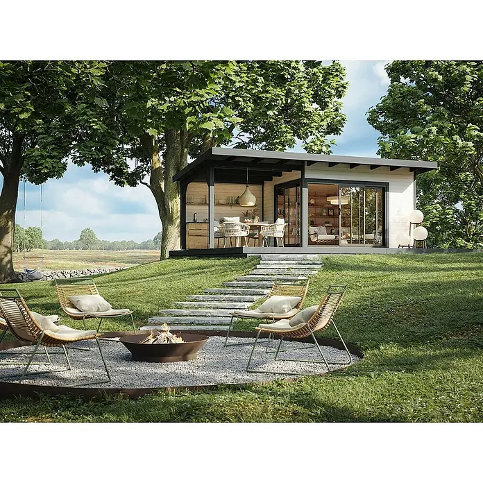 Palmako Gartenhaus Andrea Slide - Außenmaß inkl. Dachüberstand (B x T): 715 x 402 cm, Unbehandeltes Holz, Natur - Eine idyllische Gartenszene mit einem modernen Gartenhaus, einem einladenden Feuerstelle-Bereich und stilvollen Korbsesseln.
