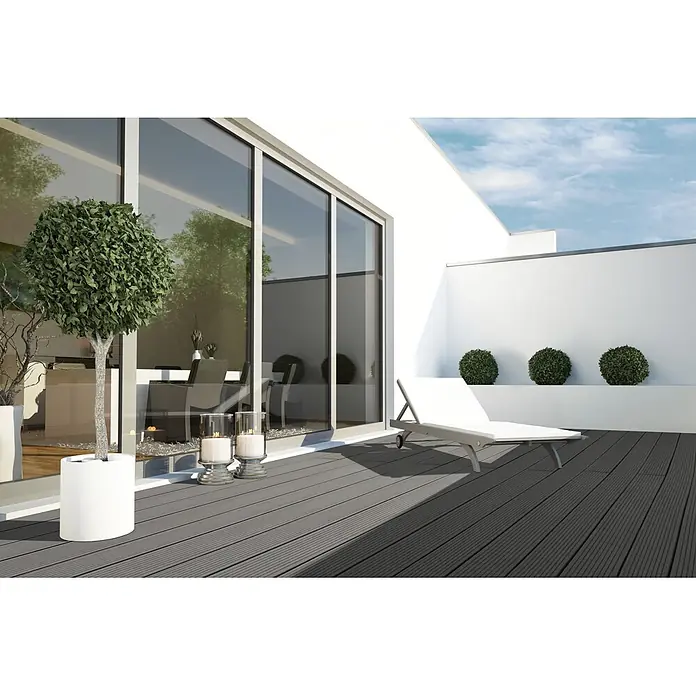 WPC-Terrassendiele Dark Grey - 200 x 13,5 x 2,1 cm, Dunkelgrau - Bild eines modernen Außenbereichs mit stilvollem Terrassenboden, einem weißen Liegestuhl und dekorativen Elementen.