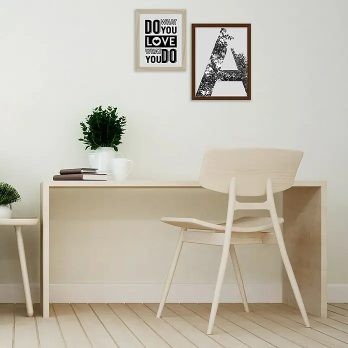 Nielsen Holzrahmen Apollo - 40 x 50 cm, Wenge - Eine moderne Büroeinrichtung mit einem hellen Holzschreibtisch und einem passenden Stuhl vor einer weißen Wand mit zwei gerahmten Bildern.