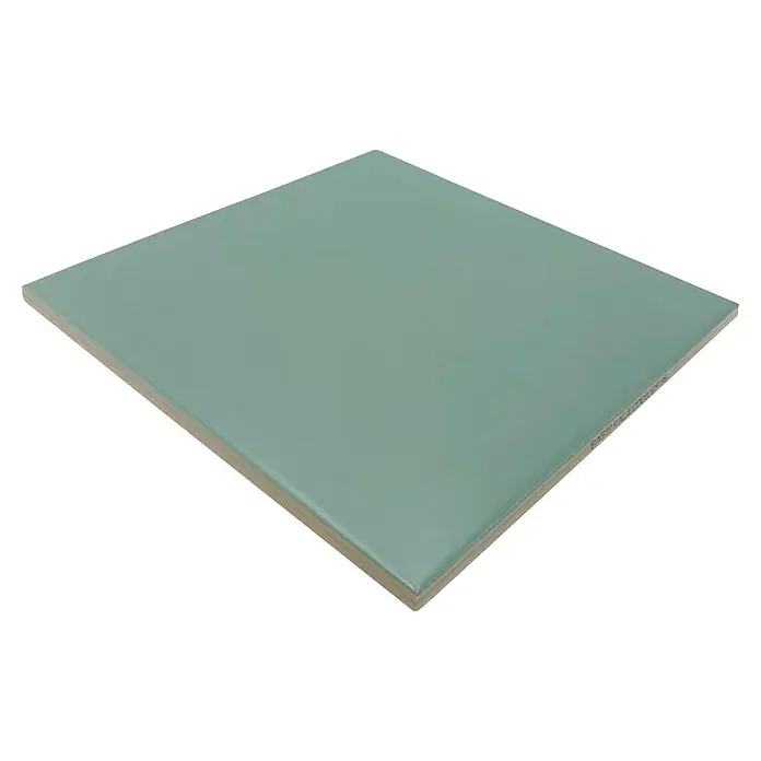 Feinsteinzeugfliese Basic Kale - 25 x 25 cm, Grün, Matt - Nahaufnahme einer hellblauen Keramikfliese, die eine glatte Oberfläche und subtile Reflexionen zeigt. Ideal für moderne Innenräume.