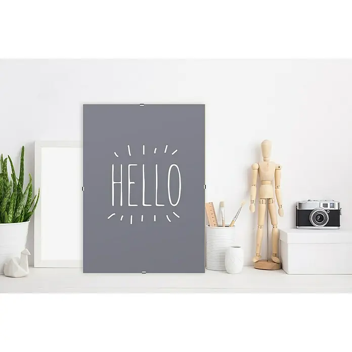 Rahmenloser Bilderrahmen - 40 x 60 cm, Antireflex - Grauer Kunstdruck mit dem Wort "Hallo" in Weiß, umgeben von dekorativen Strichen, perfekt für moderne Wohnräume oder Büros.