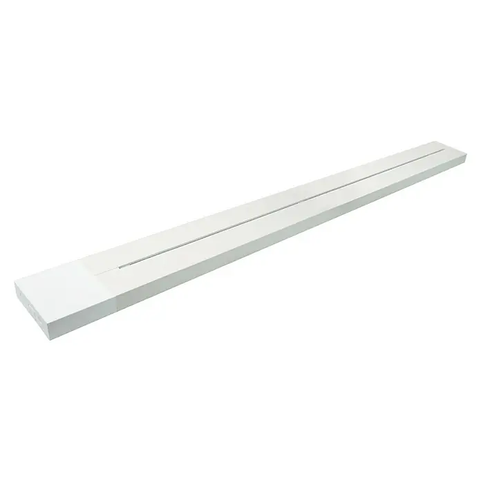 Schwaiger Steckdosenleiste Modulare Stromschiene - 75 cm, Weiß, IP20, Ohne Schalter - Nahaufnahme eines weißen linearen LED-Lichts, das sich ideal für moderne Innenräume eignet und energieeffiziente Beleuchtung bietet.
