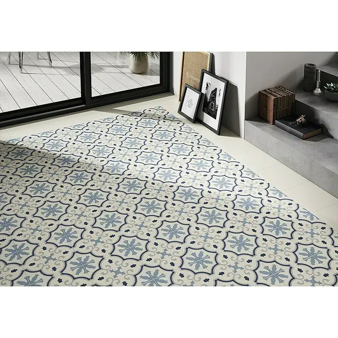 Feinsteinzeugfliese Montecarlo Blue - 25 x 25 cm, Blau/Weiß, Matt - Elegantes Interieur mit einem Bodenbelag mit blau-weißem geometrischen Muster, das einen Hauch von klassischer Eleganz in den Raum bringt.