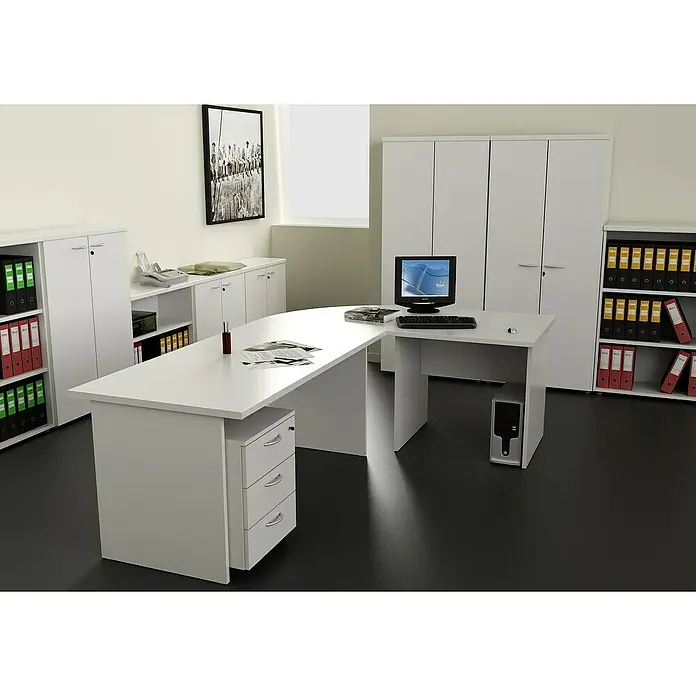 ArtExport Presto Estantería de madera Venere - L x An x Al: 35 x 80 x 180 cm, Número de baldas: 4 ud., Blanco - Un moderno escritorio esquinero blanco con cajones, un ordenador y archivadores en un entorno de oficina luminoso.