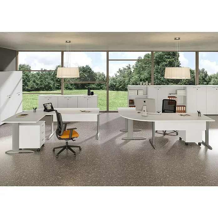 ArtExport Presto Estantería de madera Venere - L x An x Al: 35 x 80 x 180 cm, Número de baldas: 4 ud., Blanco - Oficina con escritorios blancos, sillas y grandes ventanas con vistas a la naturaleza verde. Moderna configuración de oficina con amplio espacio de almacenamiento.