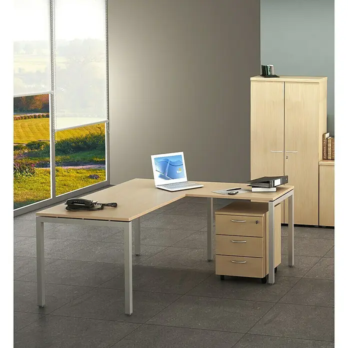 ArtExport Presto Cajonera con ruedas Venere - L x An x Al: 52 x 43 x 59,5 cm, Haya, Número de cajones: 3 ud. - Disposición de oficina con un escritorio en forma de L, pedestal móvil y archivador. El escritorio está equipado con un ordenador portátil.