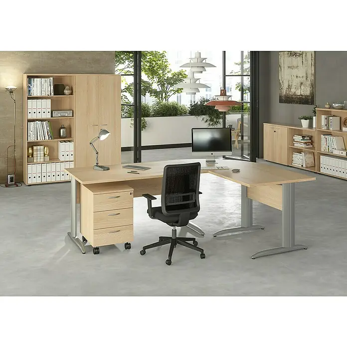 ArtExport Presto Mesa de escritorio - L x An x Al: 80 x 160 x 74 cm, Haya, Pata de metal gris - Un espacio de oficina luminoso con un escritorio en forma de L, cajones rodantes y estanterías para un entorno de trabajo organizado.