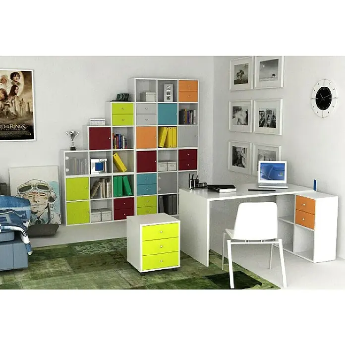 ArtExport Home Mesa de escritorio Office - L x An x Al: 69 x 140 x 74 cm, Blanco - La foto muestra un estudio moderno y luminoso con muebles blancos y detalles coloridos, incluyendo una estantería con compartimentos vibrantes.