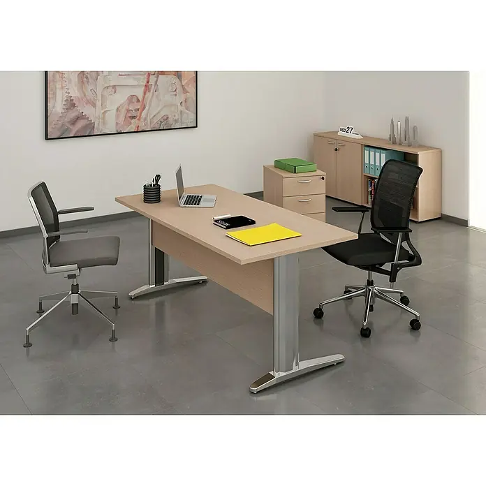 ArtExport Presto Mesa de escritorio - L x An x Al: 80 x 160 x 74 cm, Roble, Pata de metal gris - Oficina con escritorio con paneles de madera clara y sillas con respaldo de malla negra y brazos gris plateado.