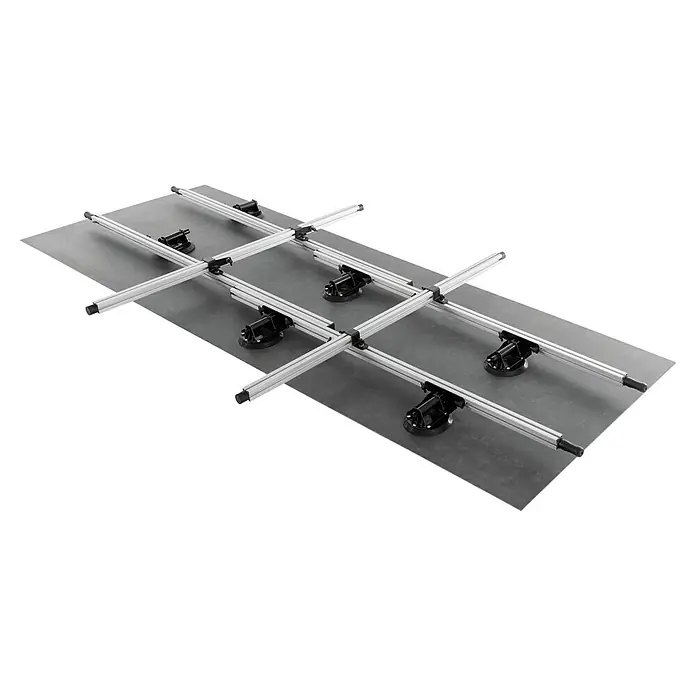 Heka Plattenheber - Passend für: Verlegung großformatiger Fliesen (z. B. 120×260 cm, 160×320 cm) - Aufnahme eines Rahmensystems mit Saugnäpfen, das auf einer grauen Oberfläche befestigt ist und eine stabile Struktur für verschiedene Anwendungen bietet.