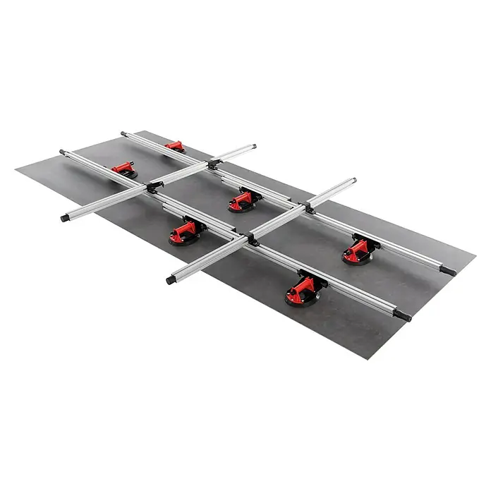 Heka Plattenheber - Passend für: Verlegung großformatiger Fliesen (z. B. 120×260 cm, 160×320 cm) - Das Bild zeigt einen Fliesentisch mit roten Saughebern und einem silbernen Aluminiumrahmen für die sichere Handhabung großer Fliesen.