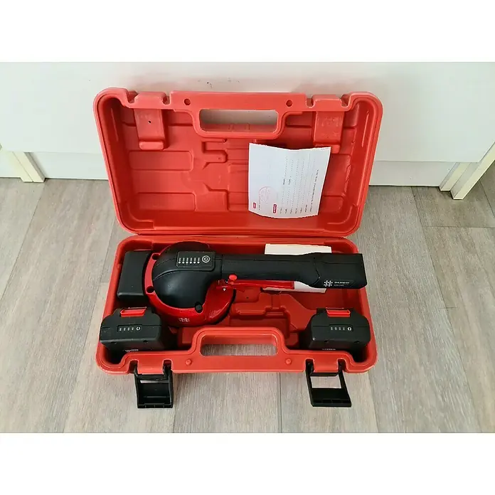 Heka Akku-Fliesenrüttler Vibro 60 - 16,8 V, 2 Akkus, 2 Ah - Der Akku-betriebene Fliesensauger in seinem roten Aufbewahrungskoffer, ideal für den professionellen Gebrauch beim Verlegen von Fliesen.