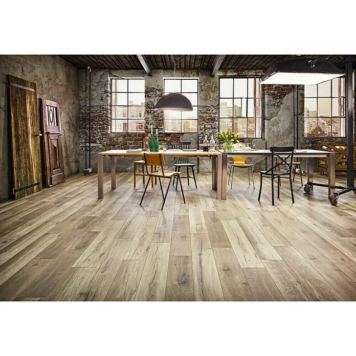 MyStyle MyArt Laminatmuster Wild West Oak - 200 x 195 x 12 mm, Landhausdiele - Ein modernes Esszimmer mit einem großen Holztisch und verschiedenen Stühlen auf einem Holzboden.