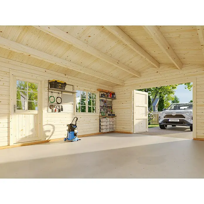 Palmako Garaje Roger con puerta abatible - Medidas ext. (An x Pr): 514 x 598 cm, Madera, Natural, 23,9 m² - Interior de un garaje Palmako con paredes de madera, herramientas y un coche al fondo visible a través de la puerta abierta.
