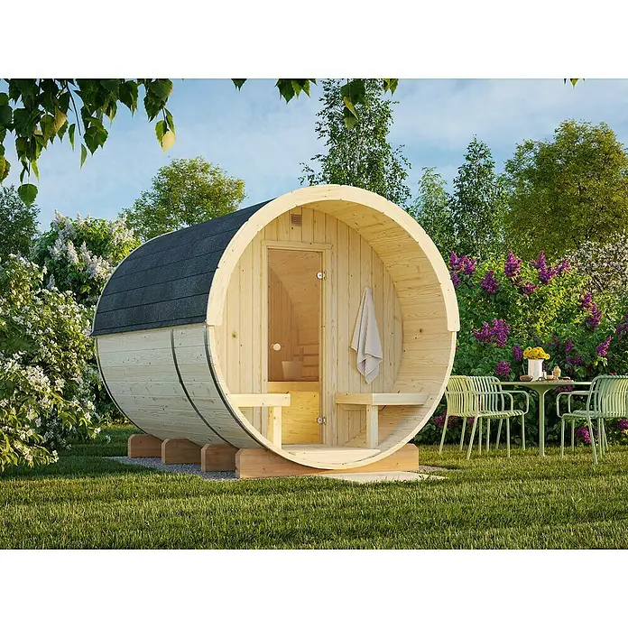 Palmako Fasssauna Anita - Natur, Ohne Ofen, Glastür, 294 x 226 x 225 cm - Ein Fass-Sauna im Freien mit Holzbänken und Tischgruppe. Die perfekte Entspannungsoase für den Garten mit schöner Aussicht.