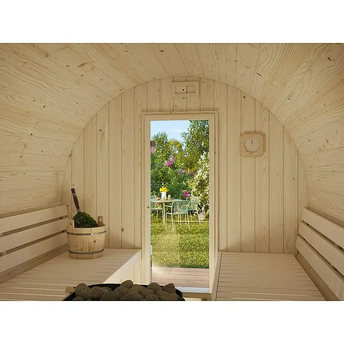 Palmako Fasssauna Anita - Natur, Ohne Ofen, Glastür, 294 x 226 x 225 cm - Innenansicht einer Fasssauna mit Holzbänken und Blick nach draußen. Entspannung pur in der eigenen Sauna mit Gartenblick.