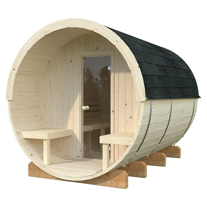 Palmako Fasssauna Anita - Natur, Ohne Ofen, Glastür, 294 x 226 x 225 cm - Abbildung einer Fasssauna. Diese aus Holz gefertigte Sauna bietet Platz für mehrere Personen und ist mit einer Tür und Bänken ausgestattet.