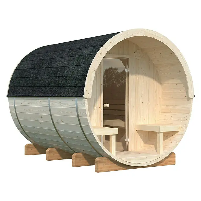 Palmako Fasssauna Anita - Natur, Ohne Ofen, Glastür, 294 x 226 x 225 cm - Ein Fass-förmige Sauna aus Holz mit einer schwarzen Dachabdeckung, die auf Holzblöcken steht. Die Sauna hat eine Glastür und Bänke im Inneren.
