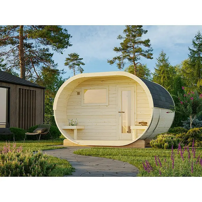 Palmako Saunahaus Anette - Ohne Ofen, Natur, L x B x H: 274 x 334 x 225 cm - Außenansicht einer Fasssauna aus Holz mit Sitzgelegenheiten und einem kleinen Fenster, die einen entspannenden Rückzugsort im Garten bietet.