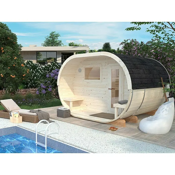 Palmako Saunahaus Anette - Ohne Ofen, Natur, L x B x H: 274 x 334 x 225 cm - Dieses Bild zeigt eine stilvolle Fasssauna neben einem Pool, die zum Entspannen einlädt. Ideal für Wellness im eigenen Garten.