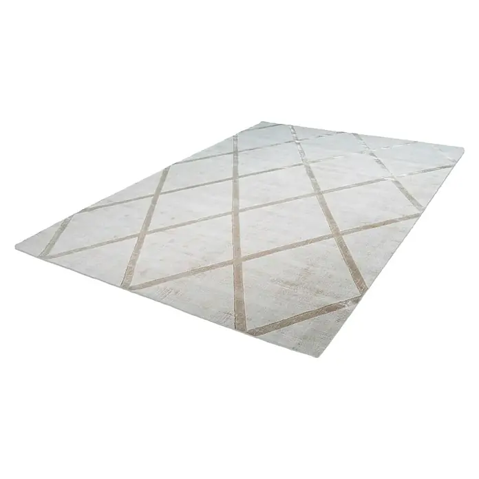 Kayoom Kurzflorteppich Luxury 210 - Elfenbein/Taupe, 150 x 80 cm, 100 % Viskose - Ein moderner Teppich in sanften Farben mit einem geometrischen Rautenmuster, ideal für stilvolle Wohnräume und eine gemütliche Atmosphäre.