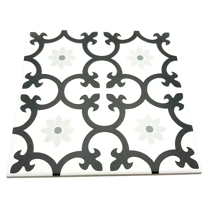 Feinsteinzeugfliese Dalia Black - 25 x 25 cm, Schwarz/Weiß, Matt - Nahaufnahme einer stilvollen, quadratischen Fliese mit floralen Mustern in Grau und Weiß, ideal für moderne Wohnraumgestaltung.
