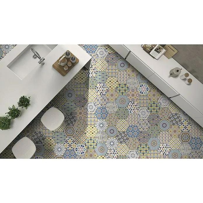 Feinsteinzeugfliese Hexagon Kasbah Mixed - 25 x 22 cm, Bunt, Matt - Blick auf den Küchenboden mit sechseckigen Fliesen in verschiedenen Mustern und Farben, die eine lebhafte und einzigartige Atmosphäre schaffen.