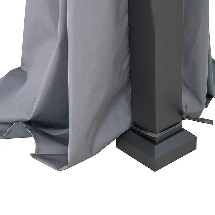 Sunjoy Pavillon-Seitenwände Polyester-Vorhangpaneele - Passend für: Sunjoy Gazebo Pavillon Pasu 300X300 cm, Grau - Nahaufnahme eines Pavillonpfostens mit grauem Vorhang, der elegant drapiert ist und eine ruhige Atmosphäre schafft.