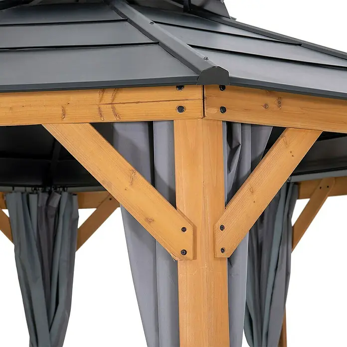 Sunjoy Pavillon-Seitenwände Polyester-Vorhangpaneele - Passend für: Sunjoy Gazebo Pavillon Eggi 395X395 cm, Grau - Nahaufnahme eines Pavillons mit Holzstruktur, grauem Dach und Vorhängen. Ideal für den Garten.