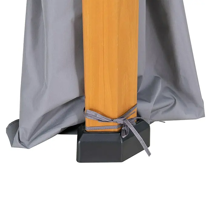 Sunjoy Pavillon-Seitenwände Polyester-Vorhangpaneele - Passend für: Sunjoy Gazebo Pavillon Eggi 395X395 cm, Grau - Nahaufnahme einer Holzstange, die mit einem grauen Band an einer Basis befestigt ist, zusammen mit einem grauen Tuch.