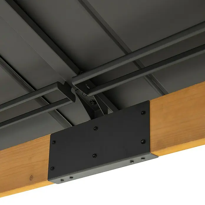 Sunjoy Pavillon Rimo - L x B: 390 x 450 cm, Farbe Dach: Anthrazit - Nahaufnahme einer Holzkonstruktion mit schwarzer Metallhalterung, die ein modernes und stabiles Design zeigt.