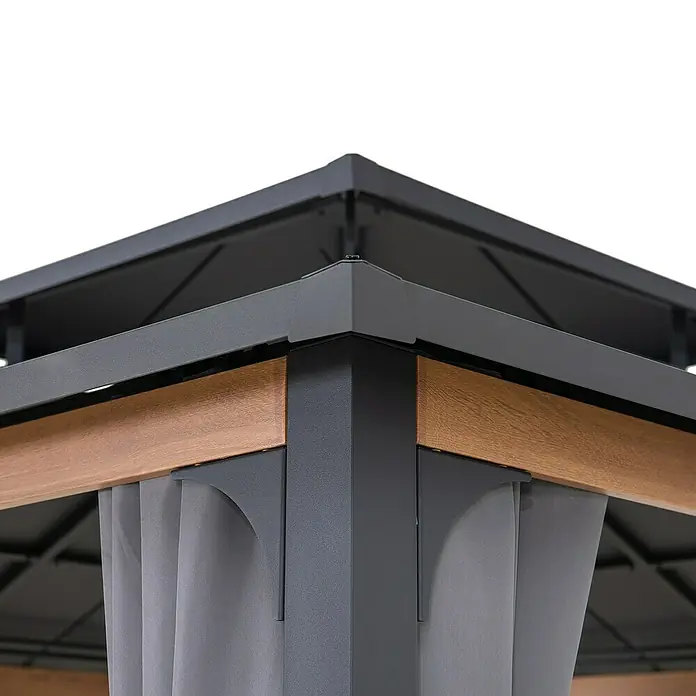 Sunjoy Pavillon-Seitenwände Polyester-Vorhangpaneele - Passend für: Sunjoy Gazebo Pavillon Pasu 300X300 cm, Grau - Nahaufnahme einer Pavillon-Ecke mit Holzdetails, die die robuste Bauweise und das elegante Design hervorhebt.