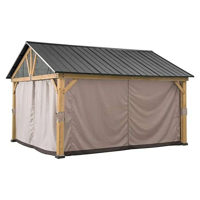 Sunjoy Pavillon-Seitenwände Polyester-Vorhangpaneele - Passend für: Sunjoy Gazebo Pavillon Rebra 404X465 cm, Braun - Diese Aufnahme zeigt ein geräumiges Gartenpavillon mit grauem Dach und beigen Vorhängen, ideal für entspannte Stunden im Freien.
