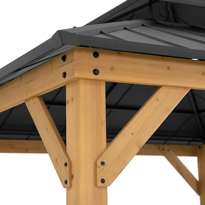 Sunjoy Pavillon Kaps - L x B: 330 x 330 cm, Farbe Dach: Anthrazit - Detailansicht einer Gartenlaube mit Holzpfosten und schwarzem Metalldach, befestigt mit Bolzen.