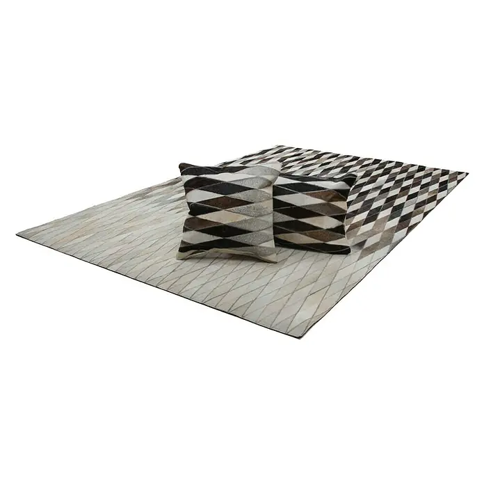 Kayoom Lederteppich Eclipse 510 - Grau/Braun/Beige, 150 x 80 cm, 100 % Leder - Ein rechteckiger Teppich und zwei passende Kissen mit einem Rautenmuster in Grau-, Braun- und Schwarztönen.