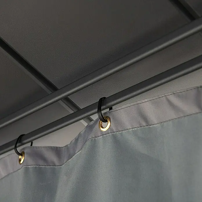 Sunjoy Pavillon-Seitenwände Polyester-Vorhangpaneele - Passend für: Sunjoy Gazebo Pavillon Pasu 300X300 cm, Grau - Nahaufnahme von Vorhängen mit goldenen Ösen, die an einem schwarzen Gestell hängen. Perfekt für den Außenbereich.