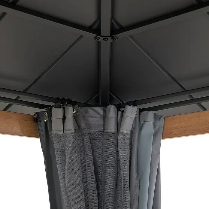 Sunjoy Pavillon-Seitenwände Polyester-Vorhangpaneele - Passend für: Sunjoy Gazebo Pavillon Pasu 300X300 cm, Grau - Detailaufnahme eines Pavillons mit grauen Vorhängen, die an einer Holzkonstruktion befestigt sind. Die Vorhänge bieten Privatsphäre.