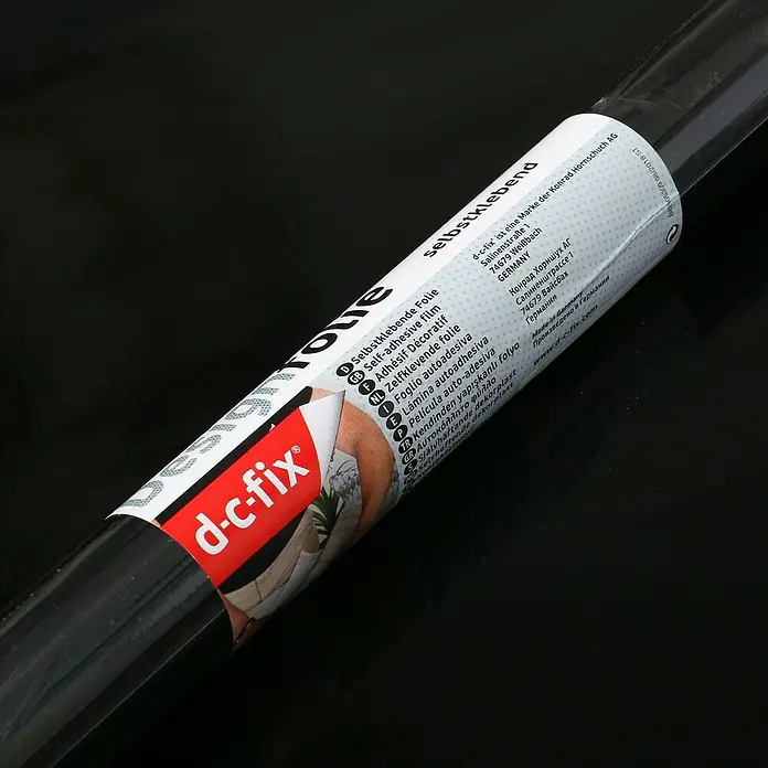 D-c-fix Klebefolie Uni Lack - 200 x 67,5 cm, Schwarz, Selbstklebend - Nahaufnahme einer Rolle d-c-fix selbstklebender Dekorfolie in Schwarz, ideal zum Gestalten und Dekorieren von Möbeln und Oberflächen.