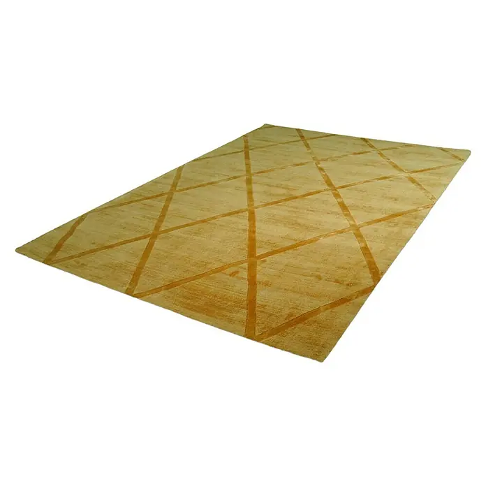 Kayoom Kurzflorteppich Luxury 210 - Gelb, 290 x 200 cm, 100 % Viskose - Ein rechteckiger, ockerfarbener Teppich mit einem geometrischen Rautenmuster, ideal für ein stilvolles Ambiente.