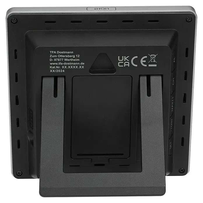 TFA Dostmann Wetterstation Sun 2 - Batteriebetrieben, Schwarz, 11,3 x 2,4 x 11,3 cm - Rückansicht einer TFA Dostmann Wetterstation mit Informationen zum Hersteller, UKCA- und CE-Kennzeichen, Modellnummer und Produktionsjahr.