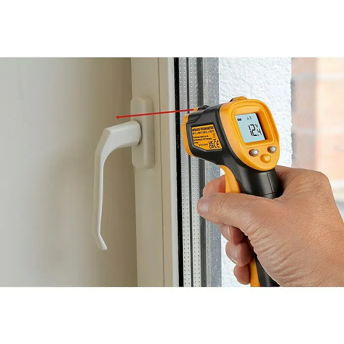 TFA Dostmann Infrarot-Thermometer RAY LIGHT - Messbereich Temperatur: -50 °C - 400 °C - Ein Infrarot-Thermometer wird verwendet, um die Temperatur eines Fenstergriffs zu messen. Das Gerät zeigt 12,4 Grad Celsius an.