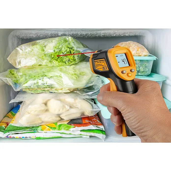 TFA Dostmann Infrarot-Thermometer RAY LIGHT - Messbereich Temperatur: -50 °C - 400 °C - Ein Infrarot-Thermometer misst die Temperatur in einem Gefrierschrank mit gefrorenem Gemüse und Lebensmitteln. Das Thermometer zeigt -4,7°C an.
