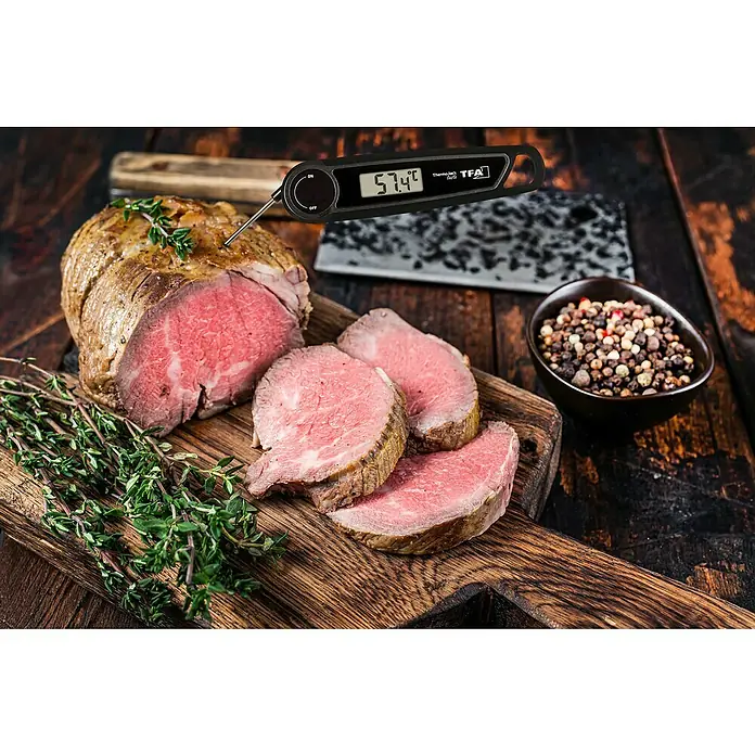 TFA Dostmann Grill-Thermometer Jack Taste - Digital - Roastbeef mit Thermometer und Gewürzen auf Holzbrett.