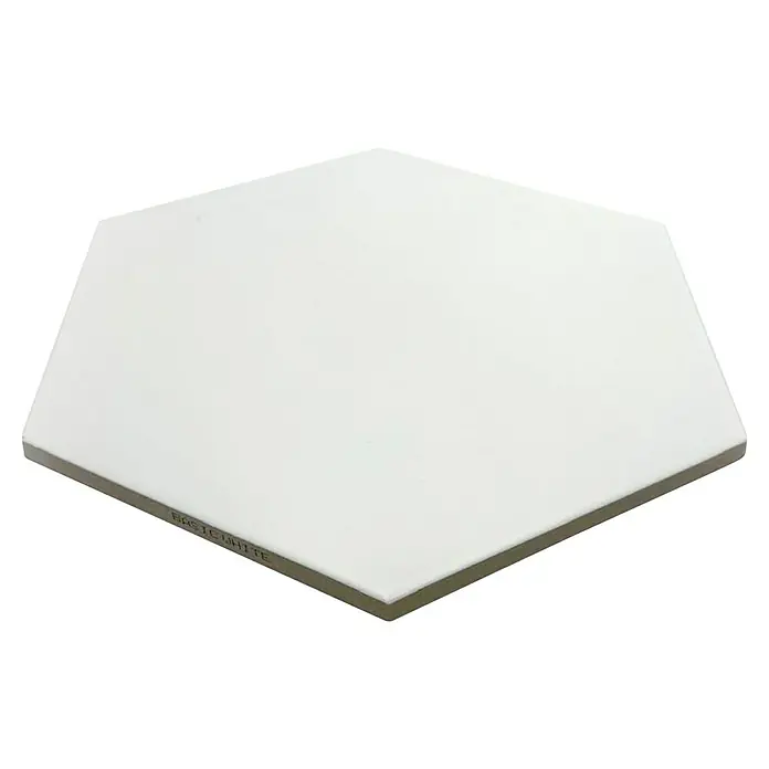 Feinsteinzeugfliese Hexagon Basic White - 25 x 22 cm, Weiß, Matt - Nahaufnahme einer einzelnen weißen Keramikfliese mit der Aufschrift "Basic White".