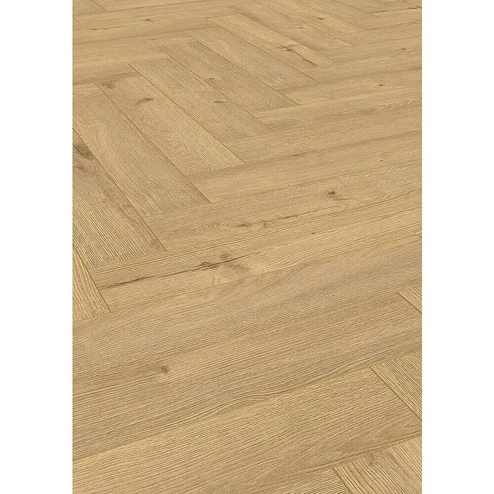 LOGOCLIC Vinto Laminat Herringbone - Galaxy Oak, Landhausdiele, 630 x 126 x 8 mm - Hochwinkelaufnahme eines Laminatbodens im Fischgrätmuster, der die natürliche Holzmaserung und die warme Farbpalette des Bodens hervorhebt.
