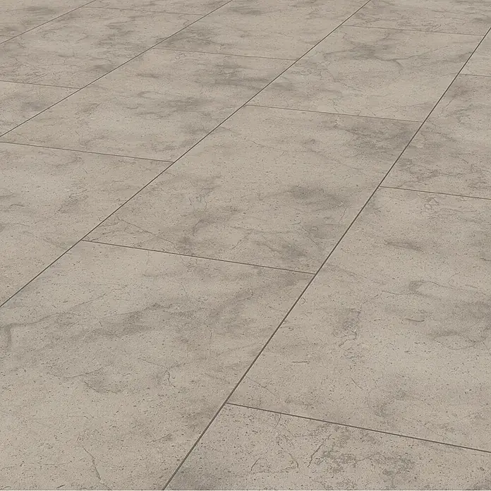 Krono Original Laminatmuster Atlantic 8 - Dovetail Arosa, 297 x 330 x 8 mm, Fliesenoptik - Nahaufnahme von Bodenfliesen in einem hellen Farbton mit einer leicht unregelmäßigen Textur, die ein modernes und stilvolles Ambiente vermitteln.