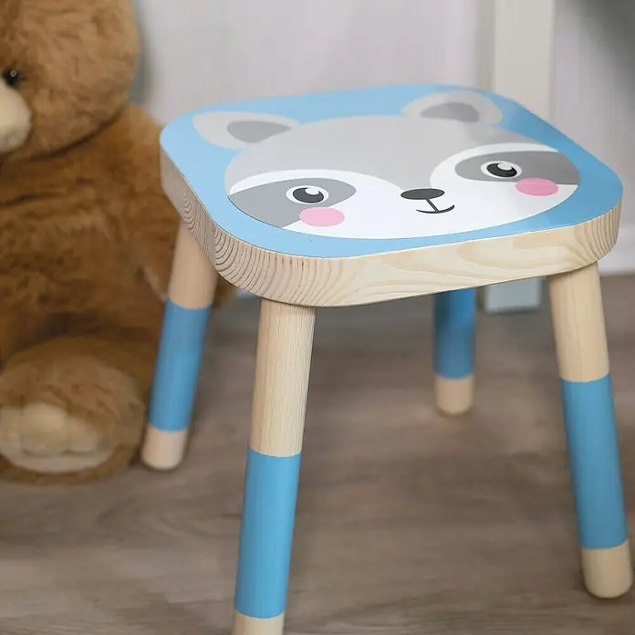 D-c-fix Klebefolie Uni Lack - 200 x 45 cm, Aqua, Selbstklebend - Dieser entzückende Kinderhocker mit einem Waschbärgesicht und blauen Akzenten auf den Beinen ist perfekt für jedes Kinderzimmer.