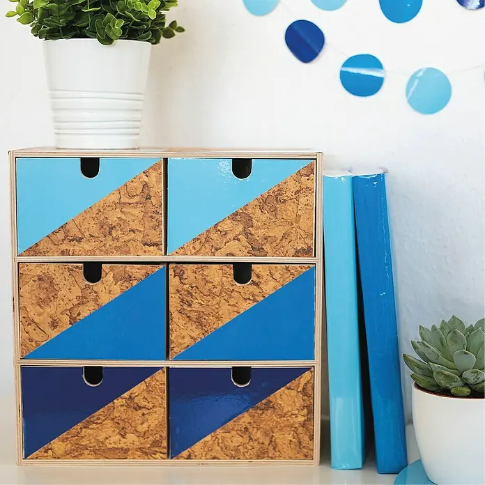 D-c-fix Klebefolie Uni Lack - 200 x 45 cm, Aqua, Selbstklebend - Dekoratives Aufbewahrungsmöbel mit sechs Schubladen in Blau und Kork-Optik. Ideal für die stilvolle Organisation von kleinen Gegenständen.