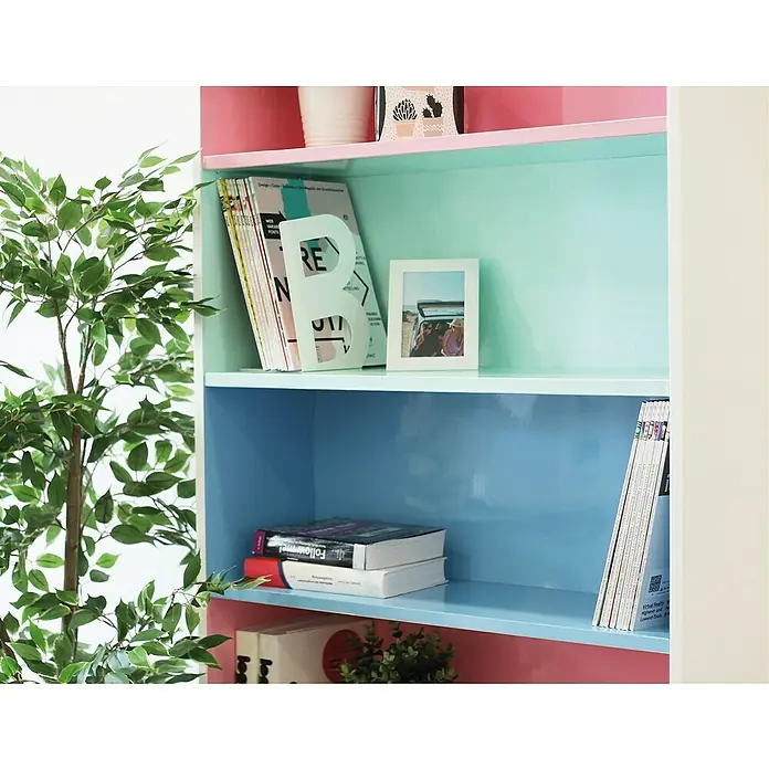 D-c-fix Klebefolie Uni Lack - 200 x 45 cm, Mint, Selbstklebend - Nahaufnahme eines Bücherregals mit mintgrünen und blauen Regalen, das Bücher, eine Fotografie und dekorative Pflanzen zeigt.